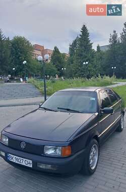 Седан Volkswagen Passat 1988 в Ровно