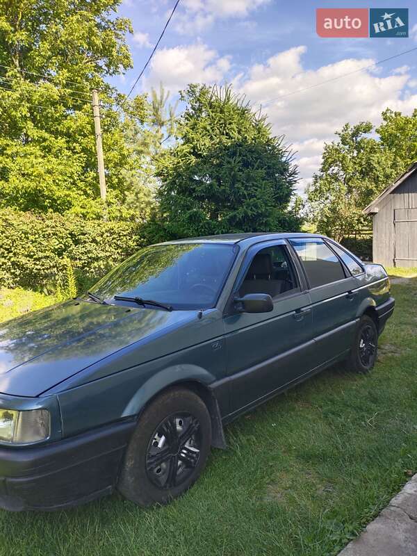 Седан Volkswagen Passat 1988 в Івано-Франківську
