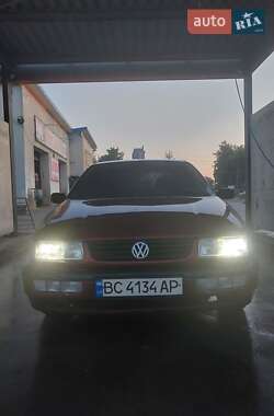 Седан Volkswagen Passat 1994 в Стрые