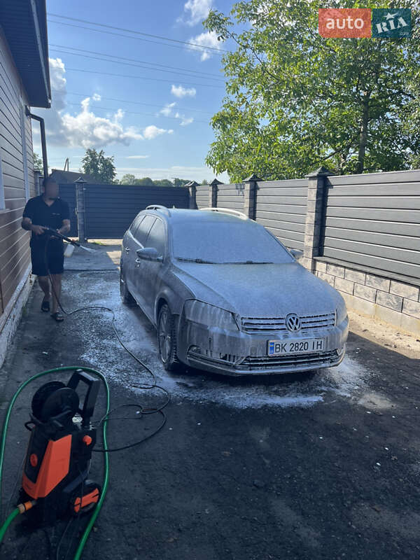 Універсал Volkswagen Passat 2011 в Костопілі