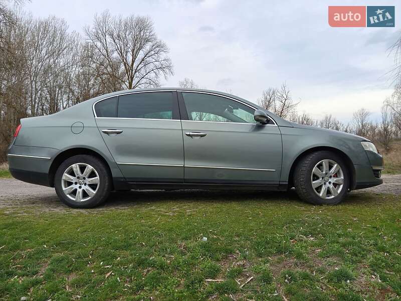 Седан Volkswagen Passat 2005 в Миргороде