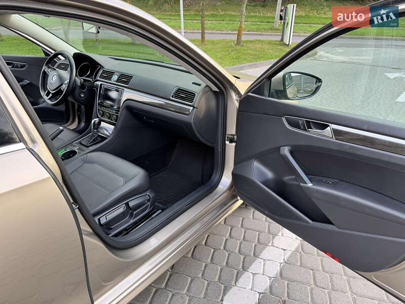 Седан Volkswagen Passat 2016 в Львове