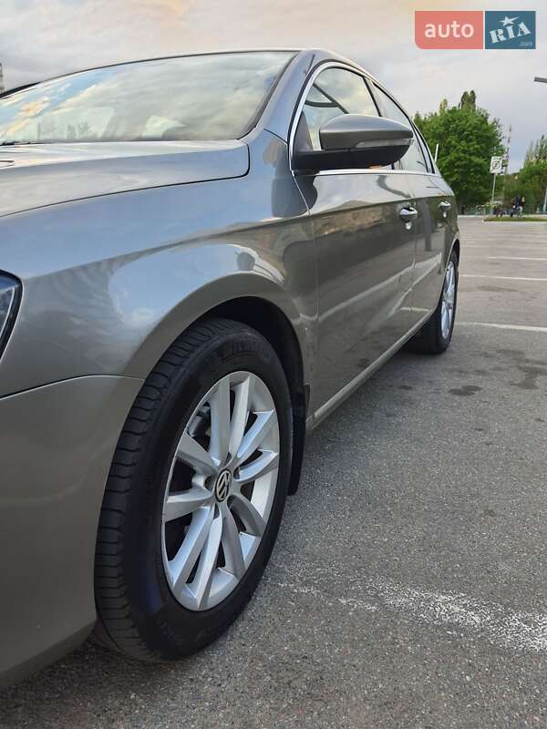 Седан Volkswagen Passat 2012 в Харькове