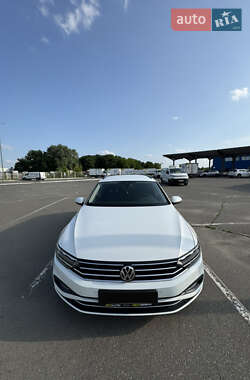 Универсал Volkswagen Passat 2019 в Киеве