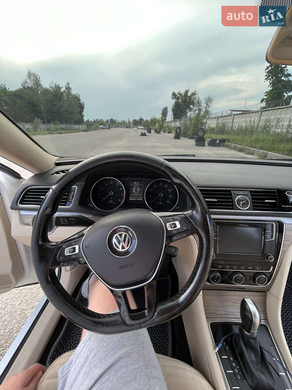 Седан Volkswagen Passat 2015 в Хороле