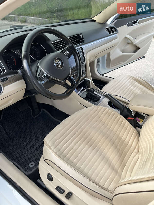 Седан Volkswagen Passat 2015 в Хороле