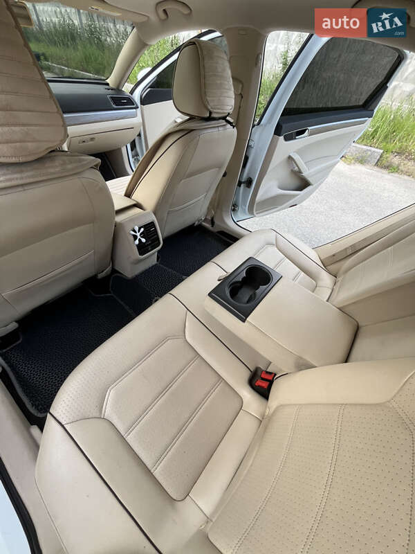 Седан Volkswagen Passat 2015 в Хороле