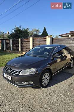 Седан Volkswagen Passat 2011 в Харкові