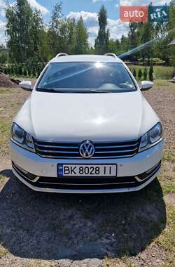 Універсал Volkswagen Passat 2012 в Сарнах