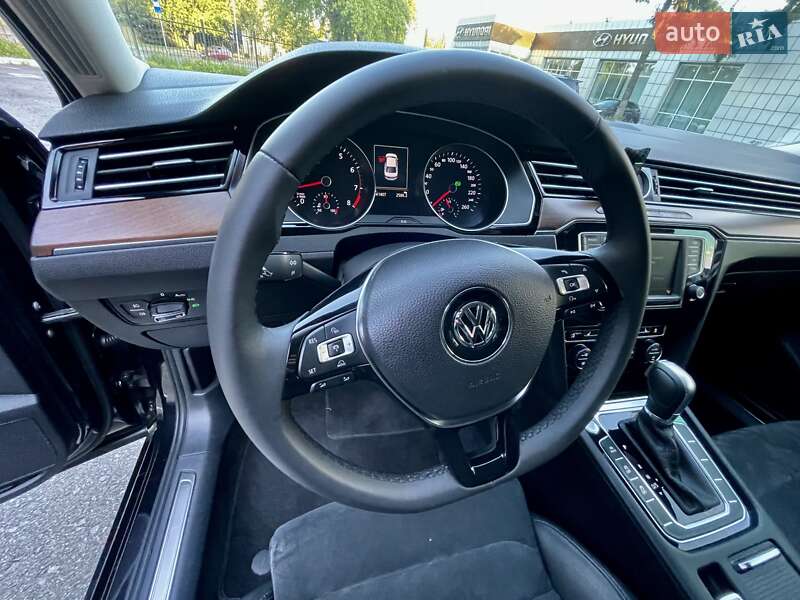 Седан Volkswagen Passat 2015 в Киеве