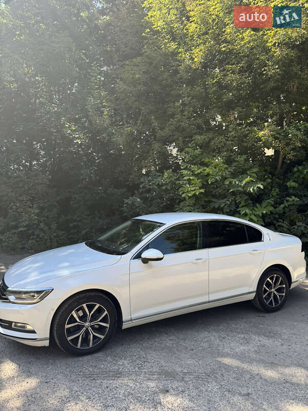 Седан Volkswagen Passat 2015 в Хмельницком