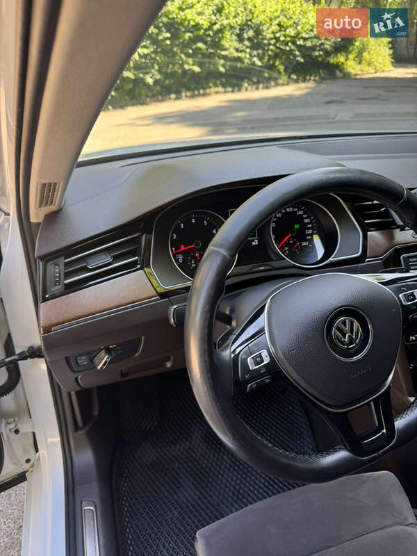 Седан Volkswagen Passat 2015 в Хмельницком