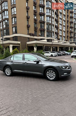 Седан Volkswagen Passat 2015 в Киеве