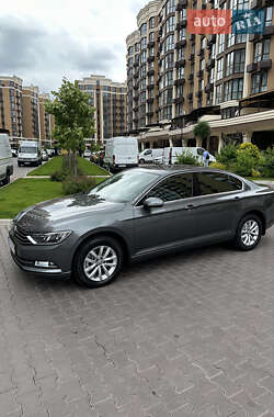 Седан Volkswagen Passat 2015 в Киеве
