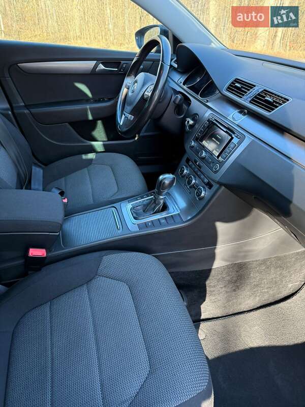 Універсал Volkswagen Passat 2012 в Житомирі