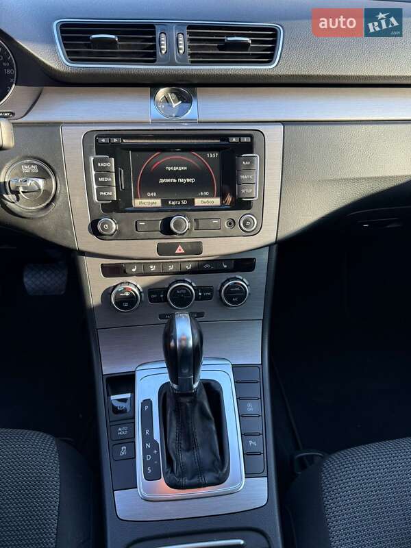 Універсал Volkswagen Passat 2012 в Житомирі