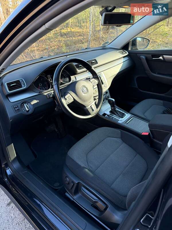 Універсал Volkswagen Passat 2012 в Житомирі