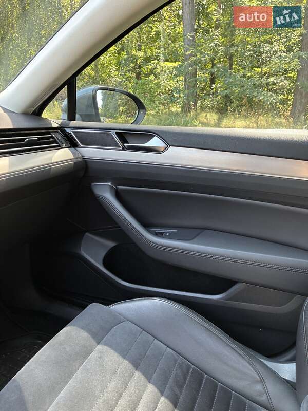 Седан Volkswagen Passat 2015 в Житомирі