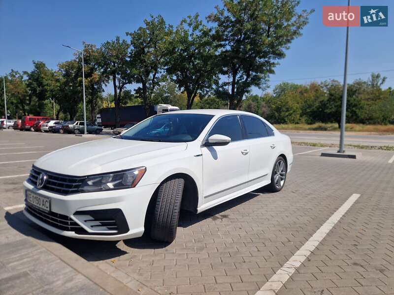 Седан Volkswagen Passat 2016 в Днепре