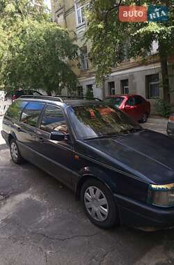Универсал Volkswagen Passat 1993 в 
