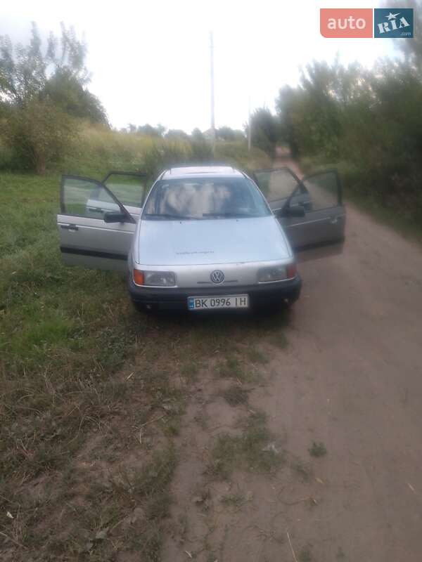 Седан Volkswagen Passat 1990 в Рівному