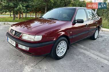 Седан Volkswagen Passat 1996 в Золочеве