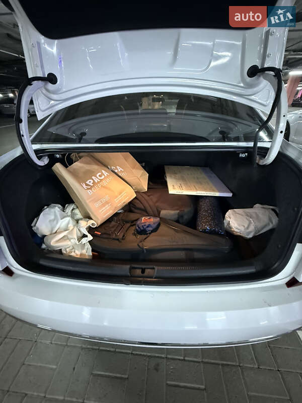 Седан Volkswagen Passat 2018 в Києві