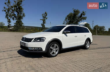 Універсал Volkswagen Passat 2013 в Чернівцях