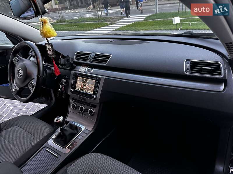 Універсал Volkswagen Passat 2012 в Івано-Франківську