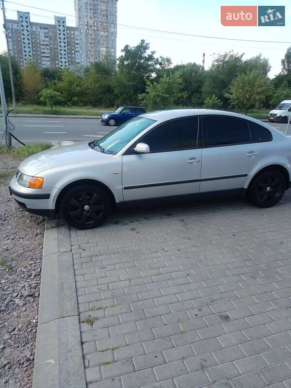 Седан Volkswagen Passat 2000 в Киеве