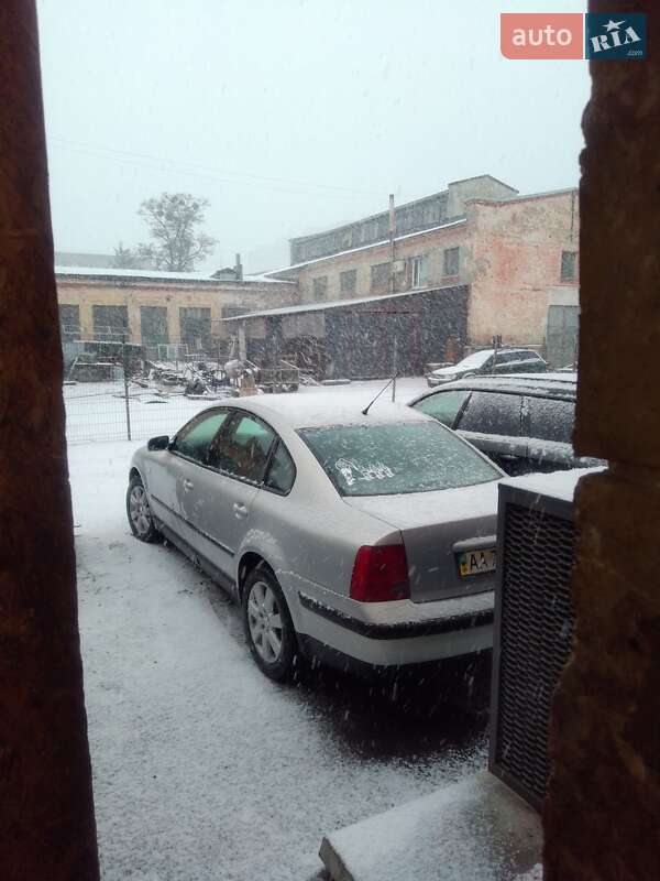 Седан Volkswagen Passat 2000 в Киеве