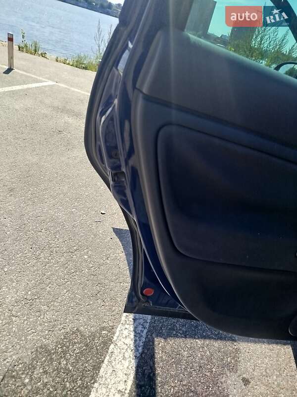 Універсал Volkswagen Passat 2004 в Овручі