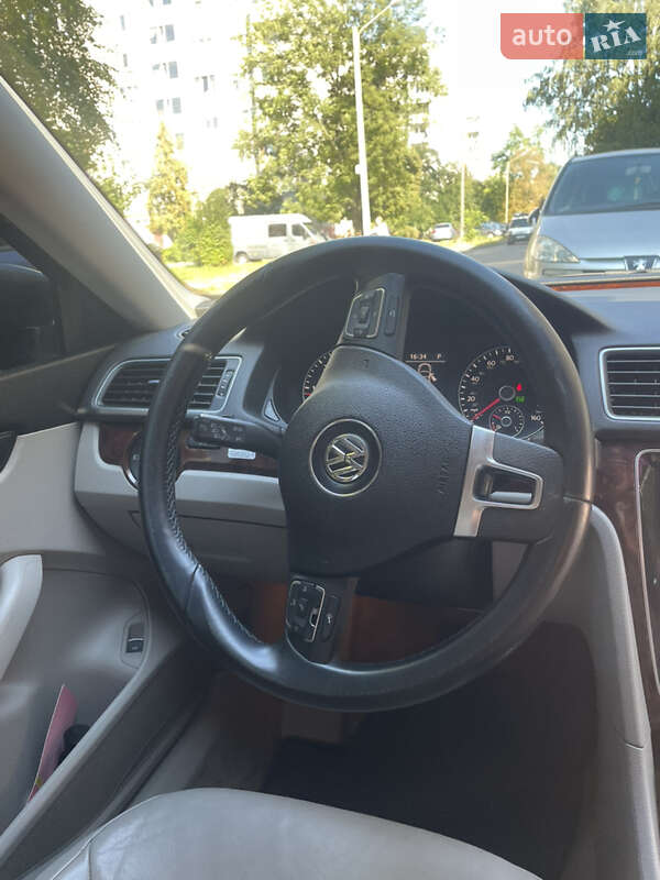 Седан Volkswagen Passat 2013 в Львове