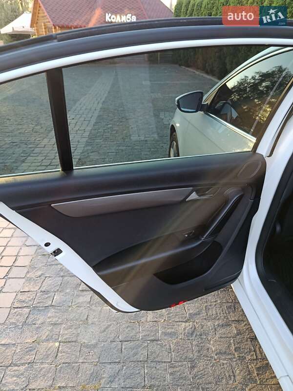 Седан Volkswagen Passat 2011 в Лохвице