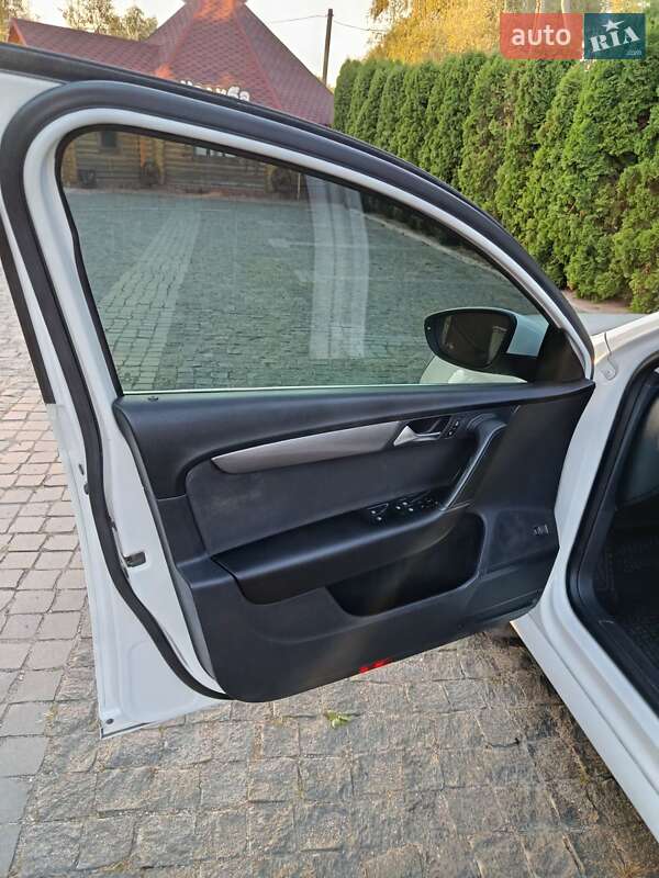 Седан Volkswagen Passat 2011 в Лохвице