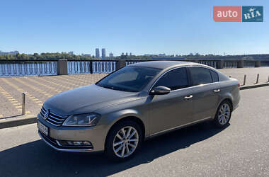 Седан Volkswagen Passat 2012 в Киеве