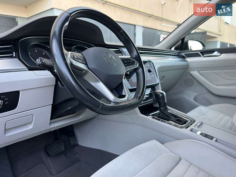 Седан Volkswagen Passat 2020 в Львове