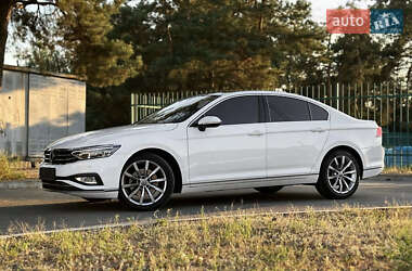 Седан Volkswagen Passat 2020 в Львове