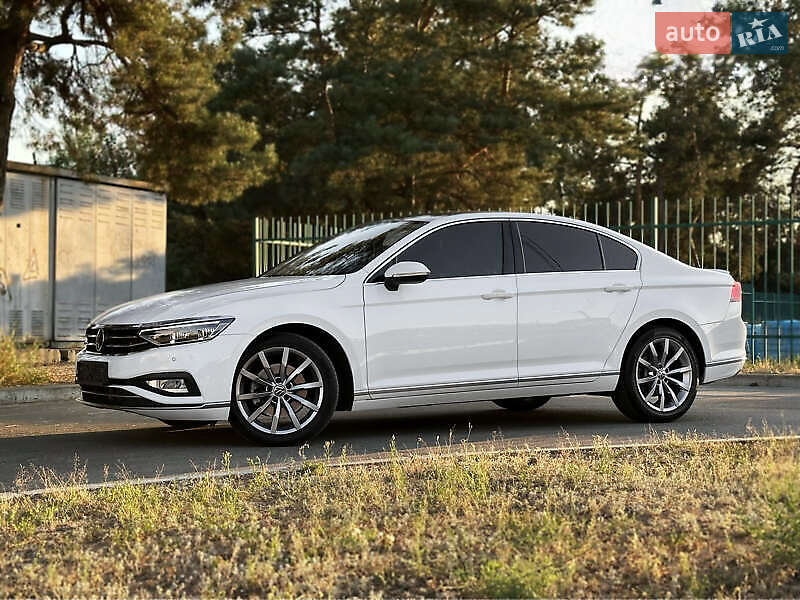 Седан Volkswagen Passat 2020 в Львове