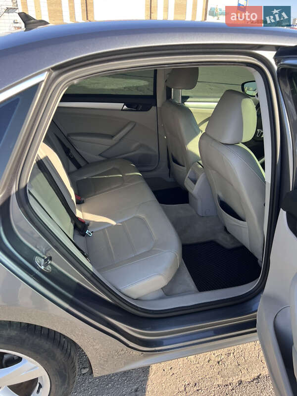 Седан Volkswagen Passat 2012 в Харкові