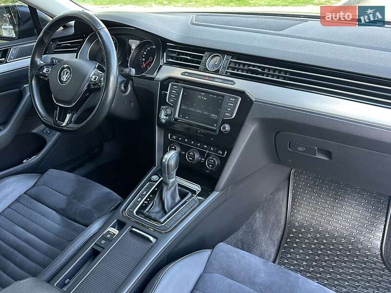 Седан Volkswagen Passat 2017 в Ивано-Франковске