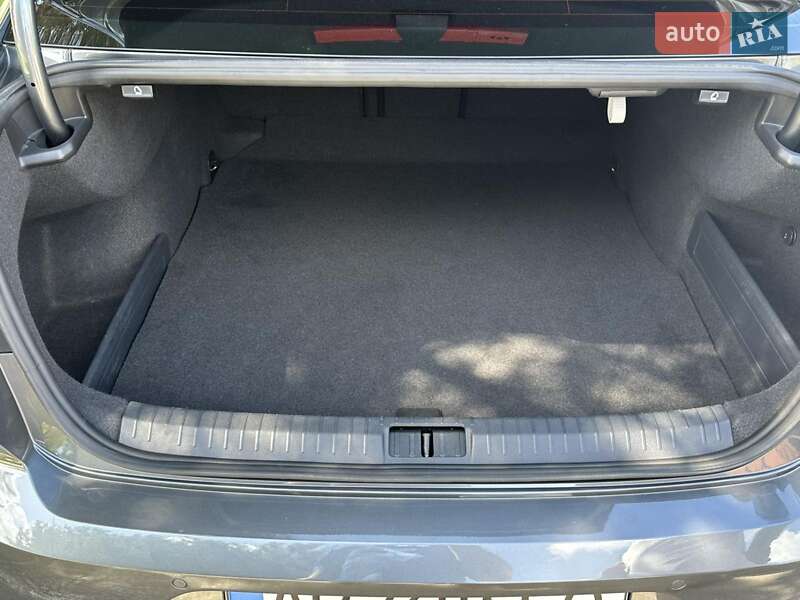 Седан Volkswagen Passat 2017 в Ивано-Франковске