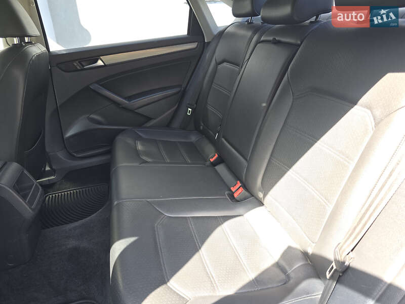 Седан Volkswagen Passat 2015 в Киеве