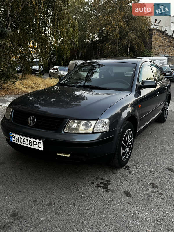 Седан Volkswagen Passat 1999 в Одесі