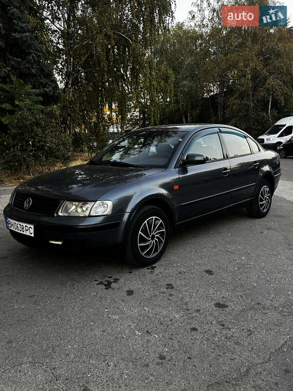 Седан Volkswagen Passat 1999 в Одесі