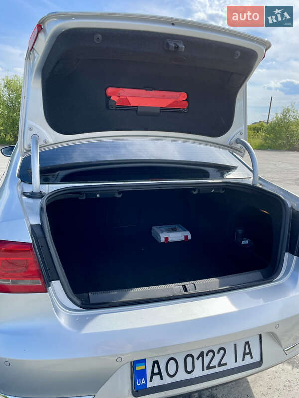 Седан Volkswagen Passat 2012 в Ужгороді