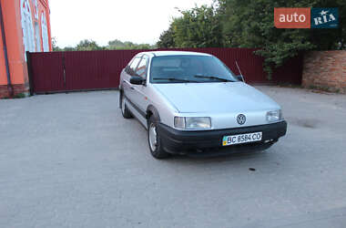 Седан Volkswagen Passat 1989 в Жовкві