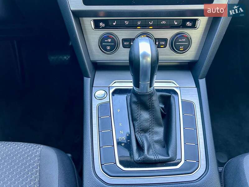 Седан Volkswagen Passat 2019 в Киеве