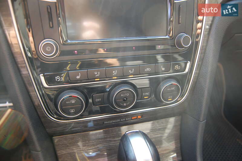 Седан Volkswagen Passat 2015 в Києві