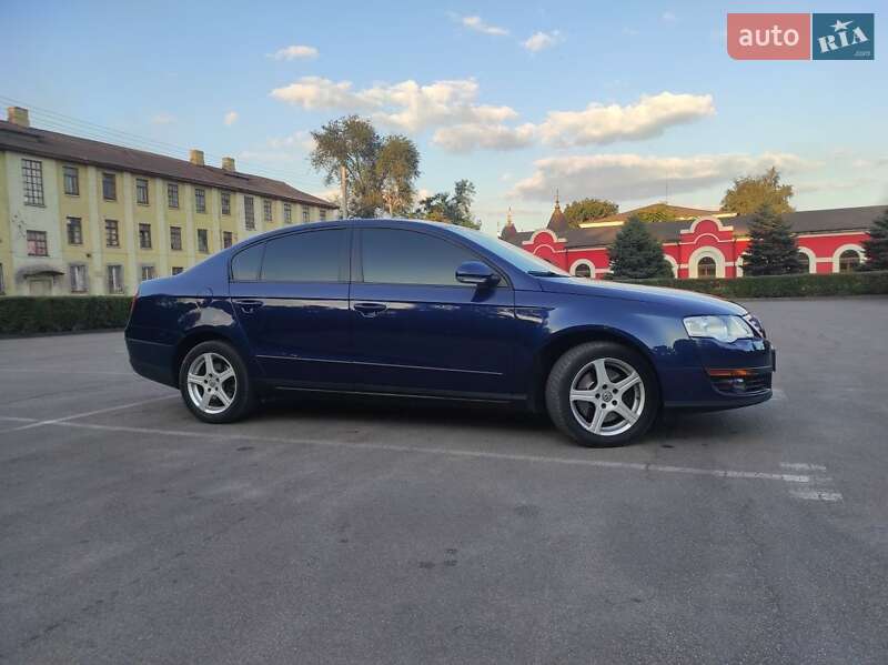Седан Volkswagen Passat 2005 в Каменском